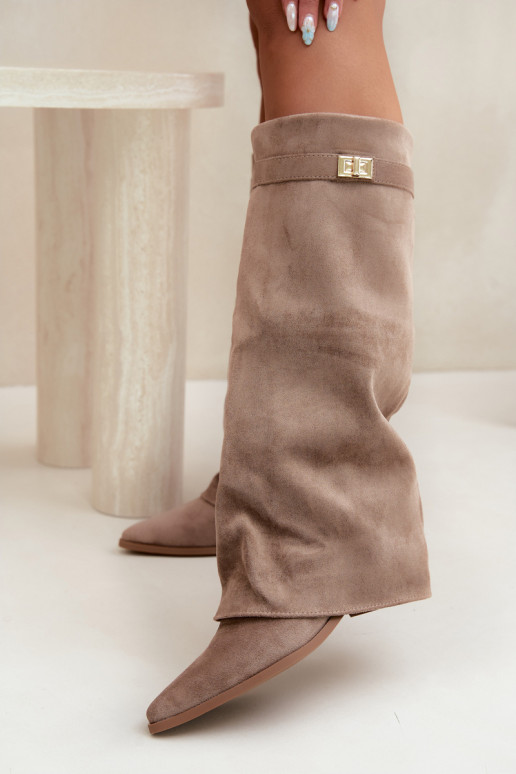 botas altas para mujer con caña cosida en tacón bajo de ante sintético en color arena Gisellea