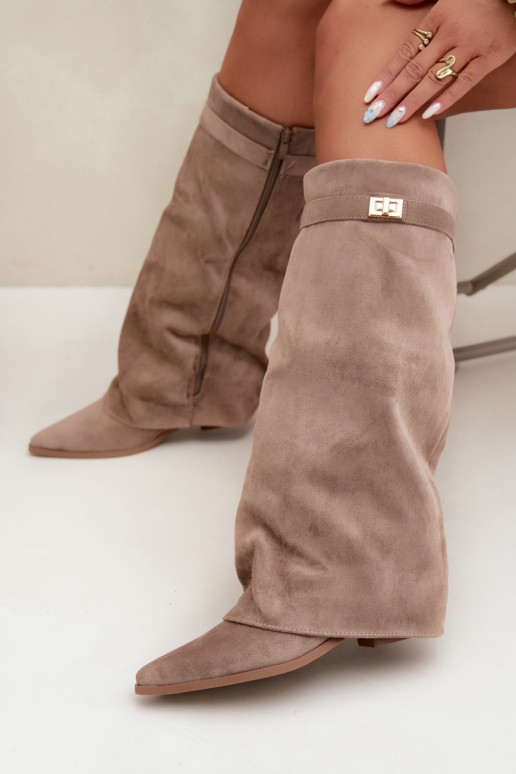 botas altas para mujer con caña cosida en tacón bajo de ante sintético en color arena Gisellea