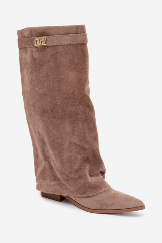 botas altas para mujer con caña cosida en tacón bajo de ante sintético en color arena Gisellea