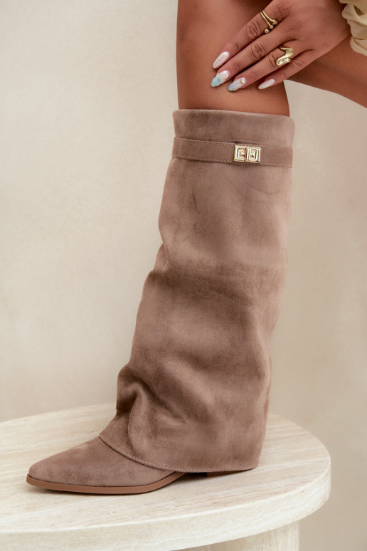 botas altas para mujer con caña cosida en tacón bajo de ante sintético en color arena Gisellea