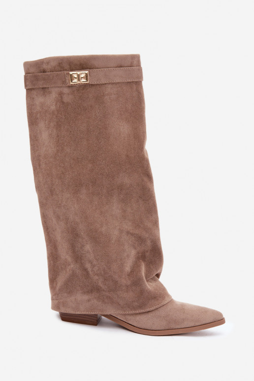 botas altas para mujer con caña cosida en tacón bajo de ante sintético en color arena Gisellea