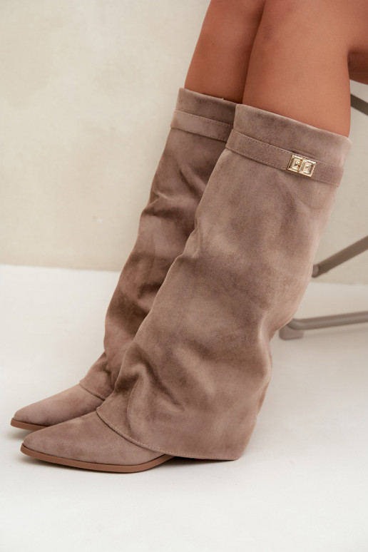 botas altas para mujer con caña cosida en tacón bajo de ante sintético en color arena Gisellea