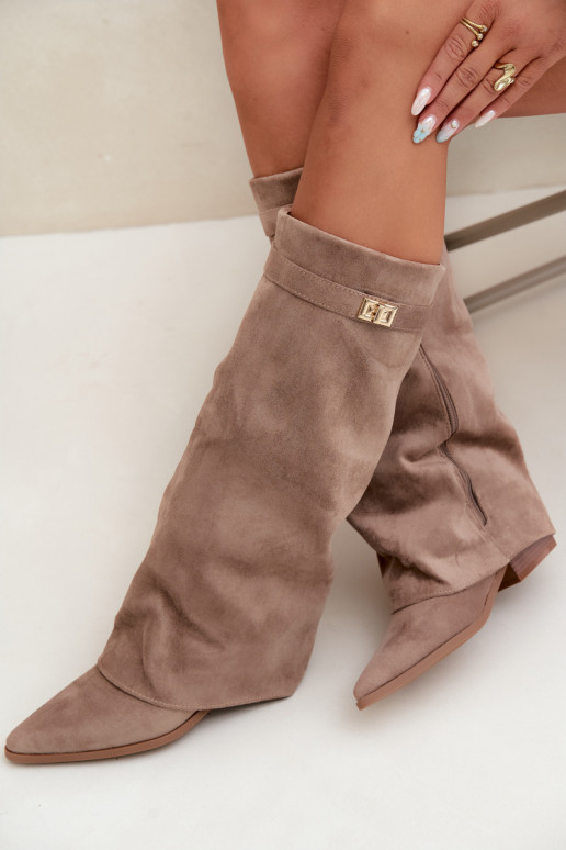 botas altas para mujer con caña cosida en tacón bajo de ante sintético en color arena Gisellea