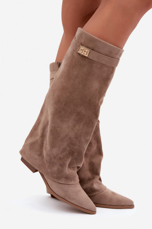 botas altas para mujer con caña cosida en tacón bajo de ante sintético en color arena Gisellea