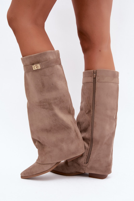 botas altas para mujer con caña cosida en tacón bajo de ante sintético en color arena Gisellea