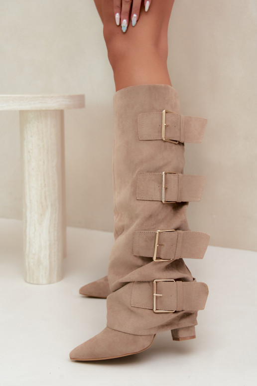 botas altas para mujer con caña cosida en color oro con hebillas en color caqui Isa
