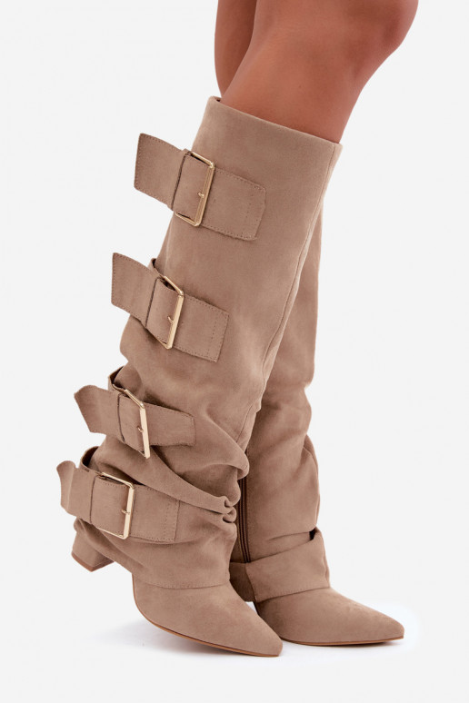 botas altas para mujer con caña cosida en color oro con hebillas en color caqui Isa