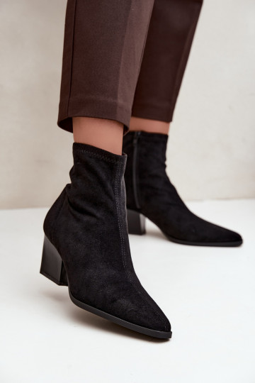 botines para mujer con tacones inclinados en negro Atina