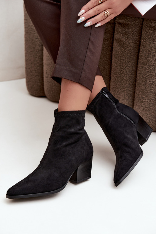 botines para mujer con tacones inclinados en negro Atina