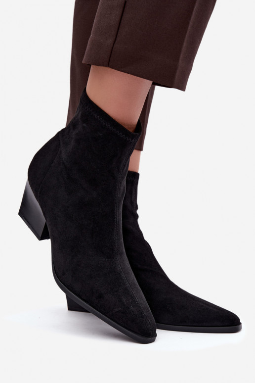 botines para mujer con tacones inclinados en negro Atina