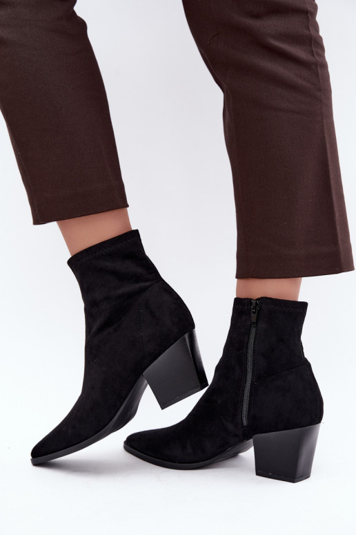 botines para mujer con tacones inclinados en negro Atina
