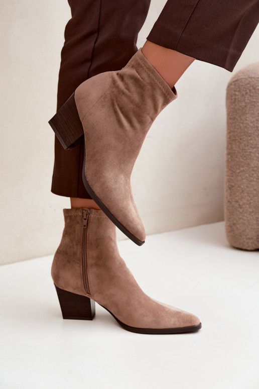 botines para mujer con tacones inclinados en color arena Atina