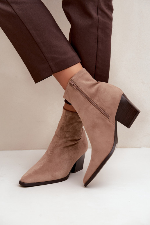 botines para mujer con tacones inclinados en color arena Atina