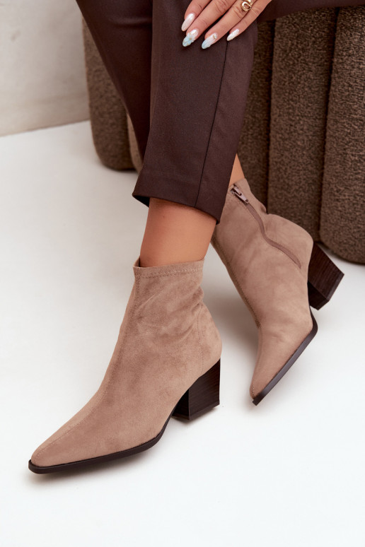 botines para mujer con tacones inclinados en color arena Atina
