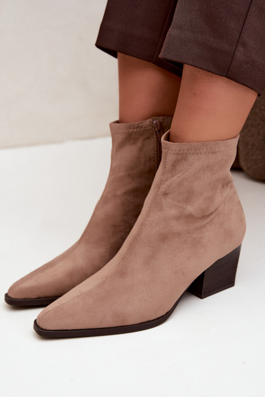 botines para mujer con tacones inclinados en color arena Atina