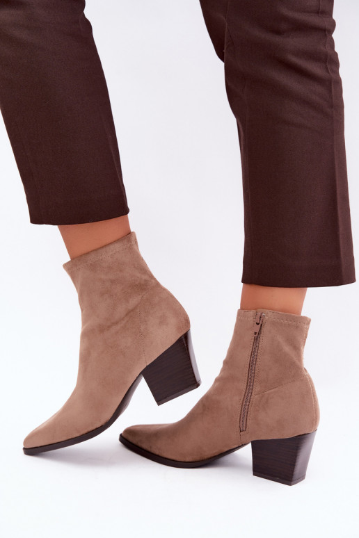 botines para mujer con tacones inclinados en color arena Atina