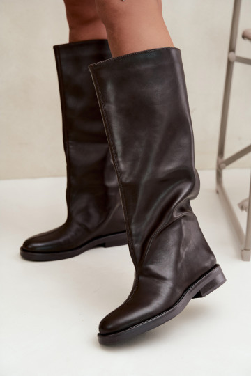 botas altas para mujer con tacones anchos y bordado decorativo en color chocolate Gresa 2