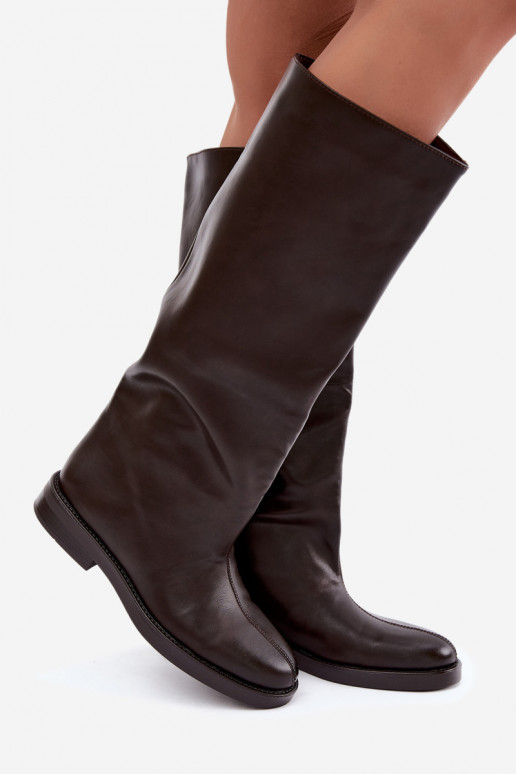 botas altas para mujer con tacones anchos y bordado decorativo en color chocolate Gresa