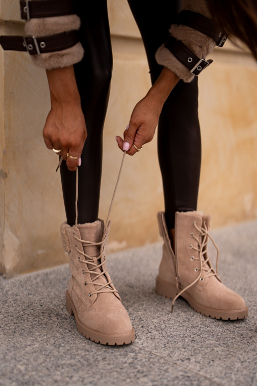 botas de trabajo aisladas para hombre hasta el tobillo en color arena