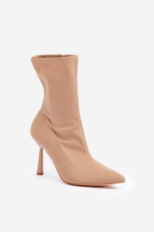botines con tacones finos en color arena