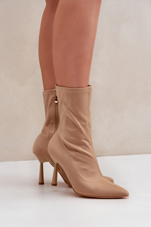 botines con tacones finos en color arena