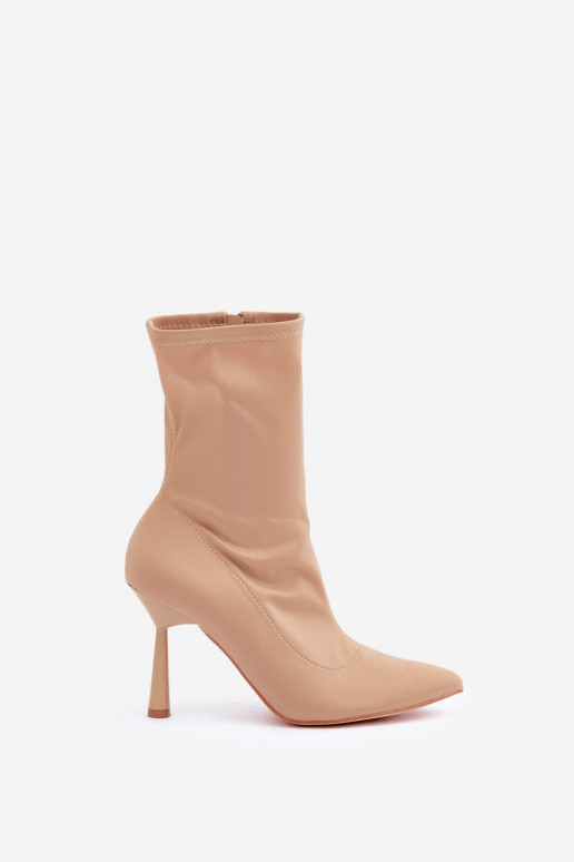 botines con tacones finos en color arena