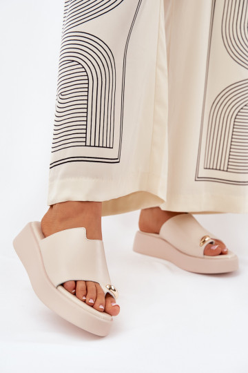 pantuflas de mujer con plataforma y detalles decorativos en arena