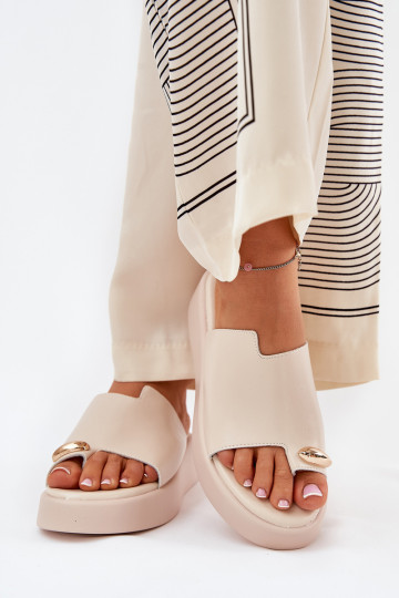 pantuflas de mujer con plataforma y detalles decorativos en arena 2