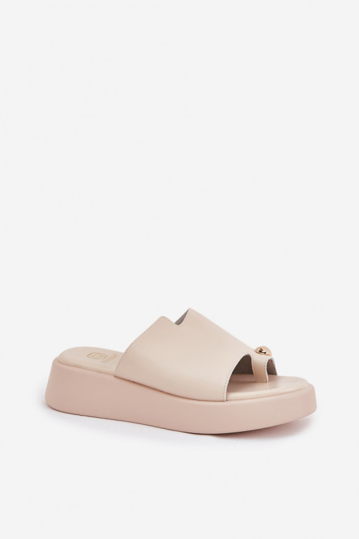 pantuflas de mujer con plataforma y detalles decorativos en arena