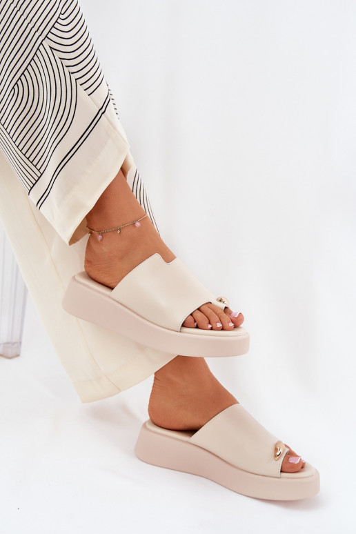 pantuflas de mujer con plataforma y detalles decorativos en arena