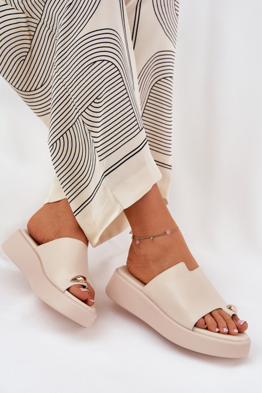 pantuflas de mujer con plataforma y detalles decorativos en arena