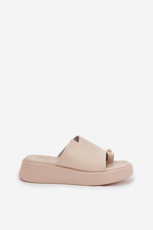 pantuflas de mujer con plataforma y detalles decorativos en arena