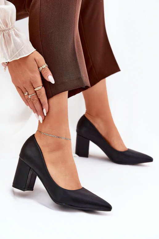 zapatos de tacón alto con puntas afiladas en negro