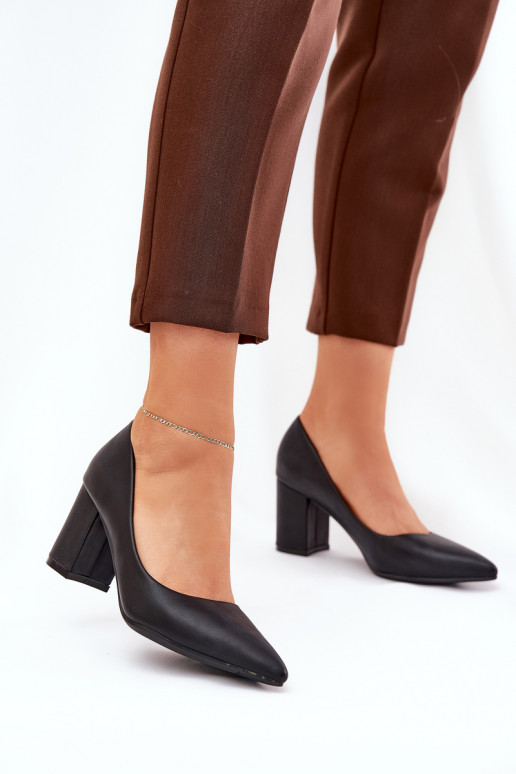 zapatos de tacón alto con puntas afiladas en negro
