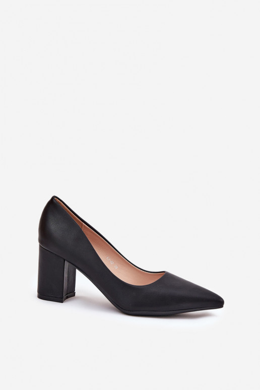 zapatos de tacón alto con puntas afiladas en negro