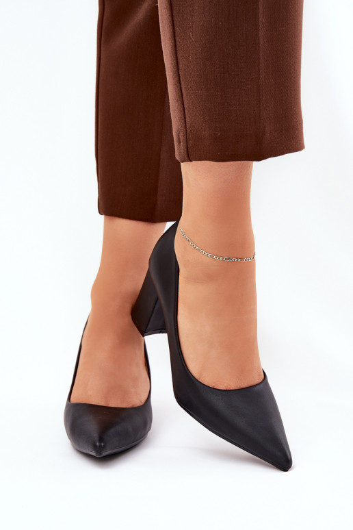 zapatos de tacón alto con puntas afiladas en negro
