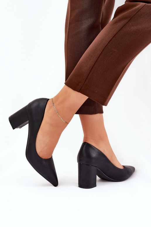 zapatos de tacón alto con puntas afiladas en negro