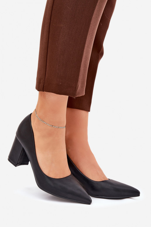 zapatos de tacón alto con puntas afiladas en negro