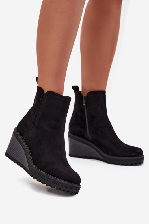 botines aislados de ante sintético en negro
