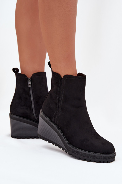 botines aislados de ante sintético en negro