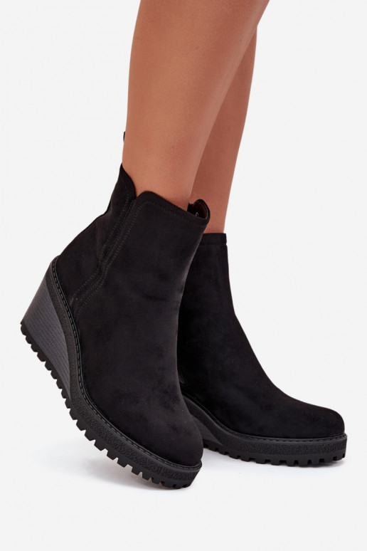 botines aislados de ante sintético en negro
