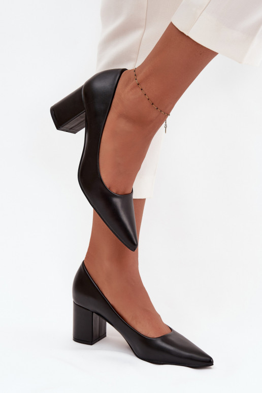 tacones de aguja con puntas afiladas en negro