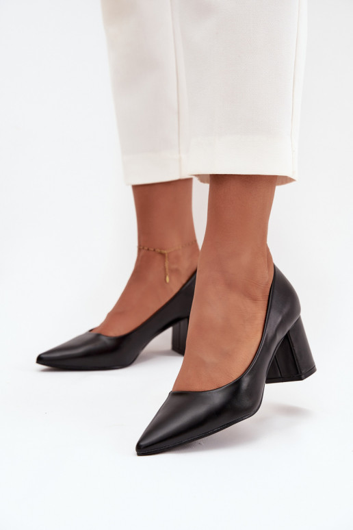 tacones de aguja con puntas afiladas en negro