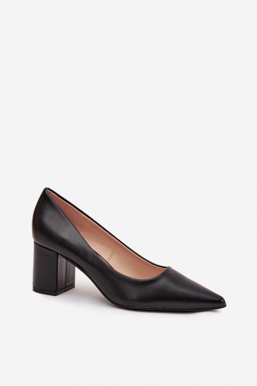 tacones de aguja con puntas afiladas en negro