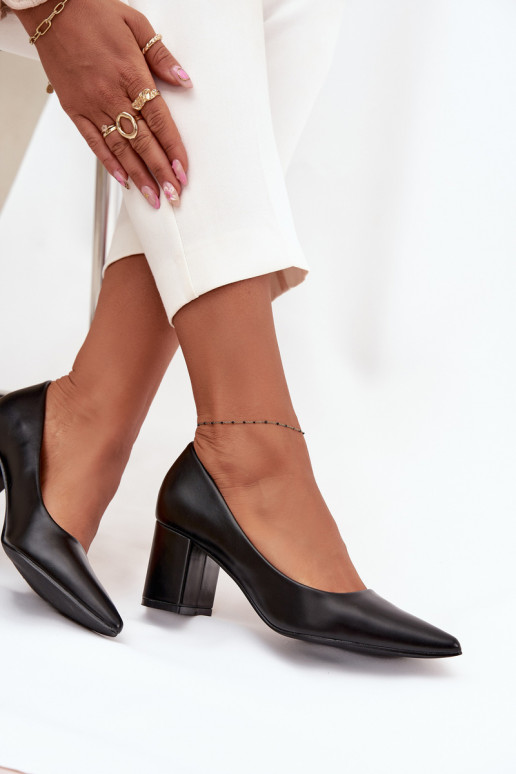 tacones de aguja con puntas afiladas en negro