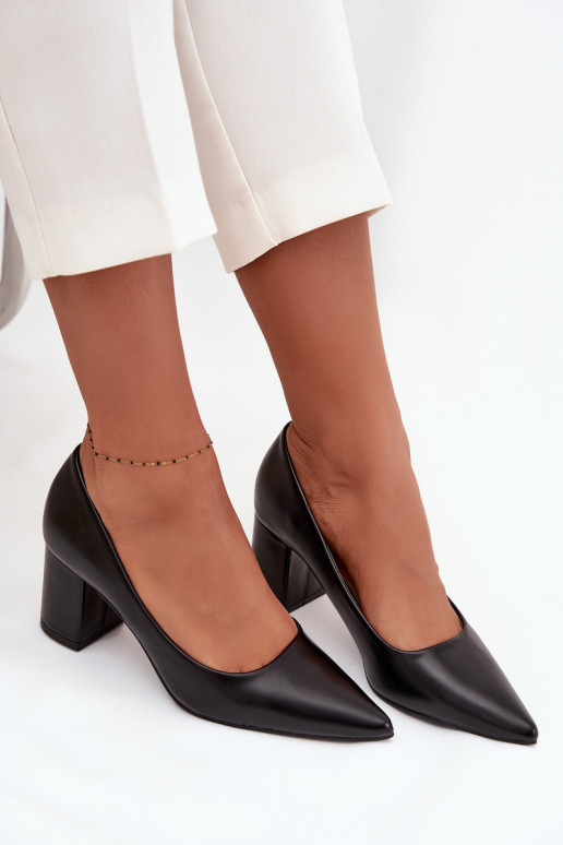 tacones de aguja con puntas afiladas en negro