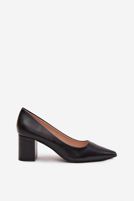 tacones de aguja con puntas afiladas en negro