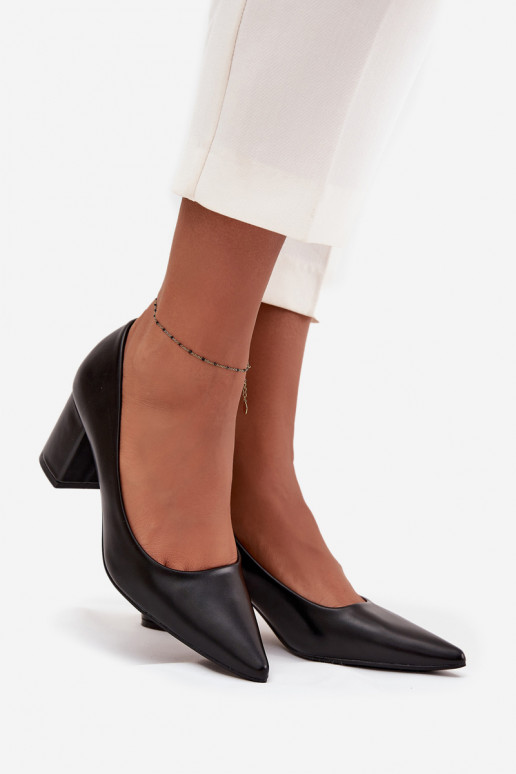 tacones de aguja con puntas afiladas en negro
