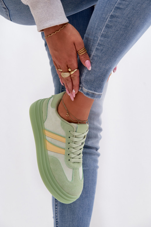 Zapatillas modelo zapatos. Femenino con una plataforma color verde Galleria