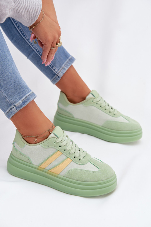 Zapatillas modelo zapatos. Femenino con una plataforma color verde Galleria